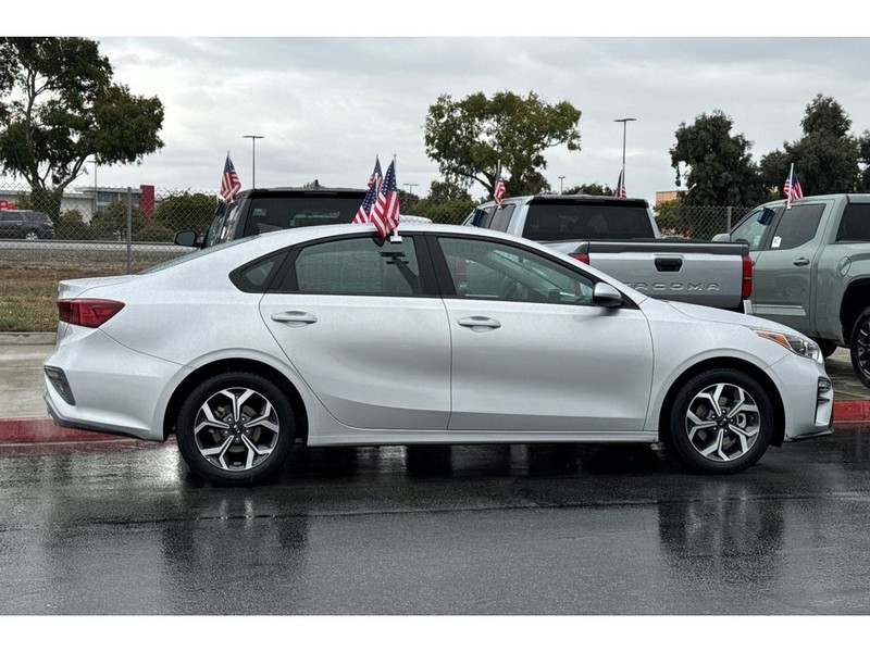 Kia Forte Vehicle Full-screen Gallery Image 03