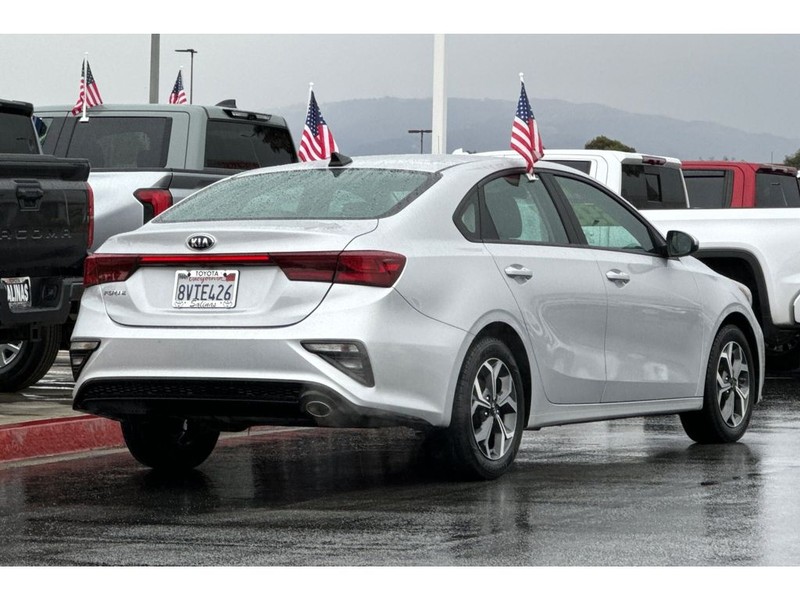 Kia Forte Vehicle Full-screen Gallery Image 04