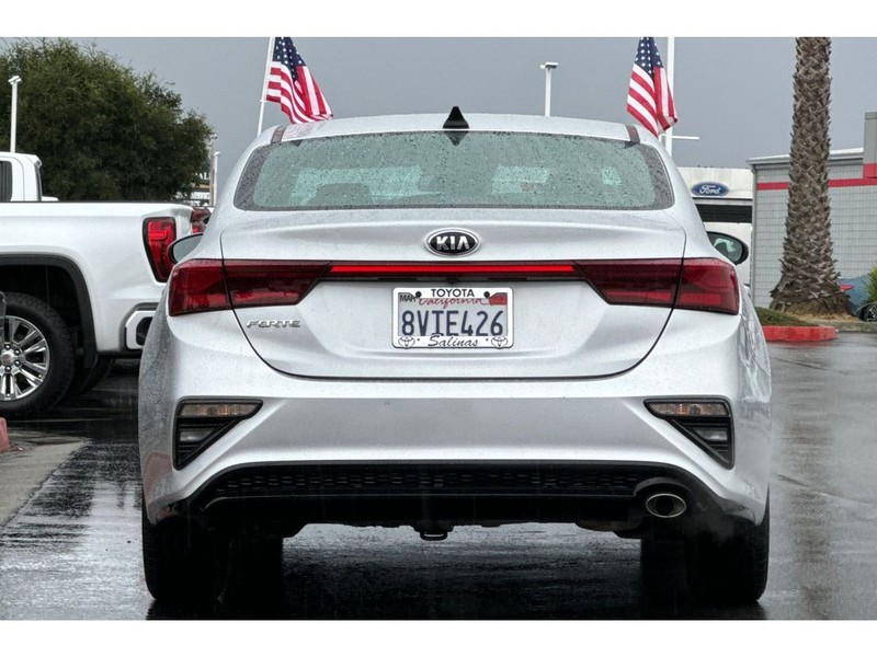 Kia Forte Vehicle Full-screen Gallery Image 05
