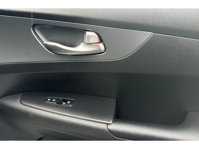 Kia Forte Vehicle Full-screen Gallery Image 16
