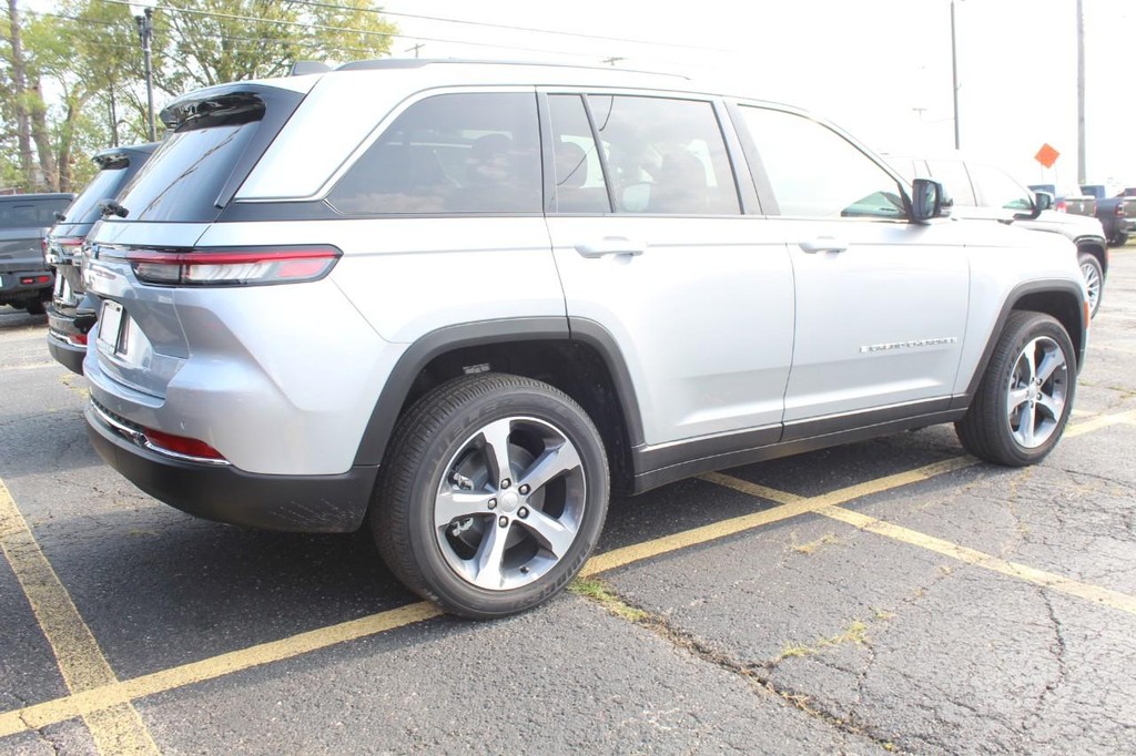 Jeep Grand Cherokee 4xe Vehicle Full-screen Gallery Image 03