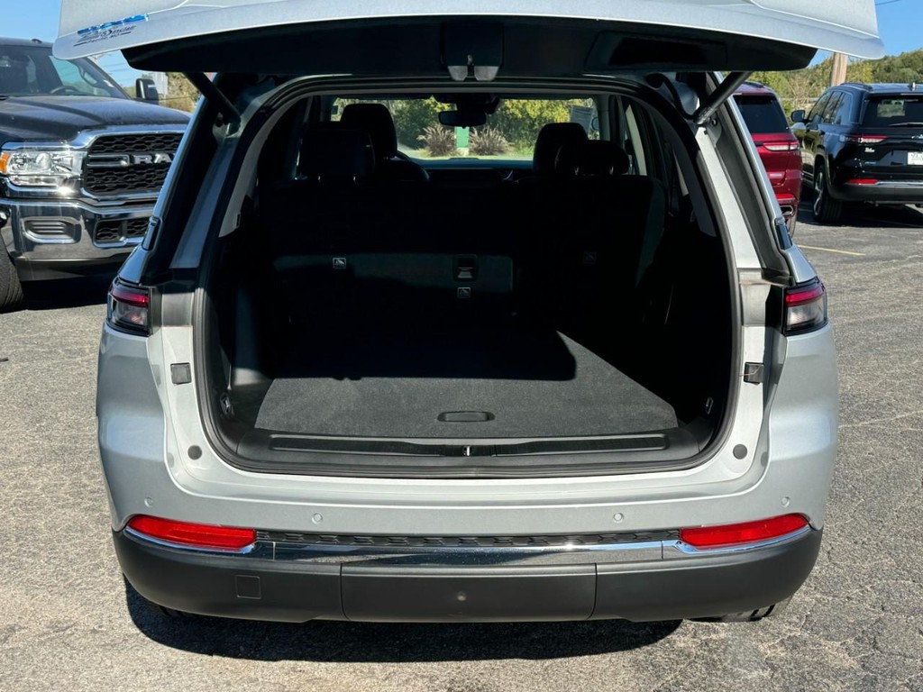 Jeep Grand Cherokee 4xe Vehicle Full-screen Gallery Image 08