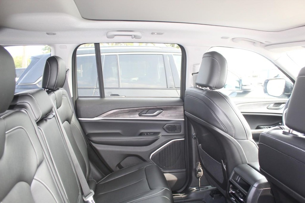 Jeep Grand Cherokee 4xe Vehicle Full-screen Gallery Image 11