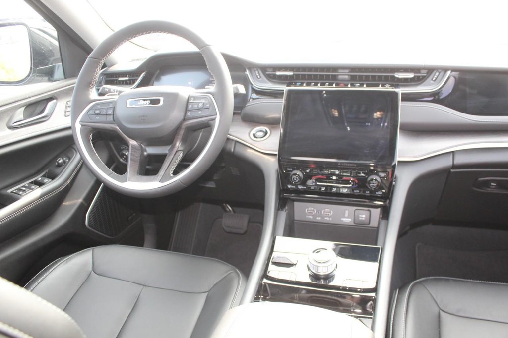 Jeep Grand Cherokee 4xe Vehicle Full-screen Gallery Image 12
