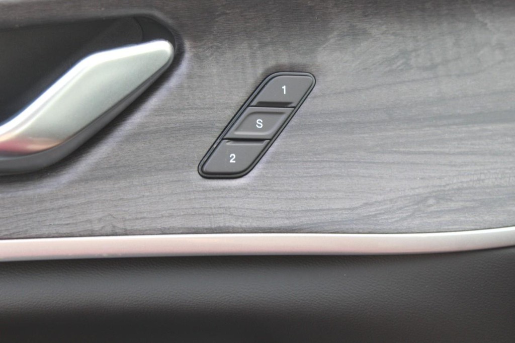 Jeep Grand Cherokee 4xe Vehicle Full-screen Gallery Image 16