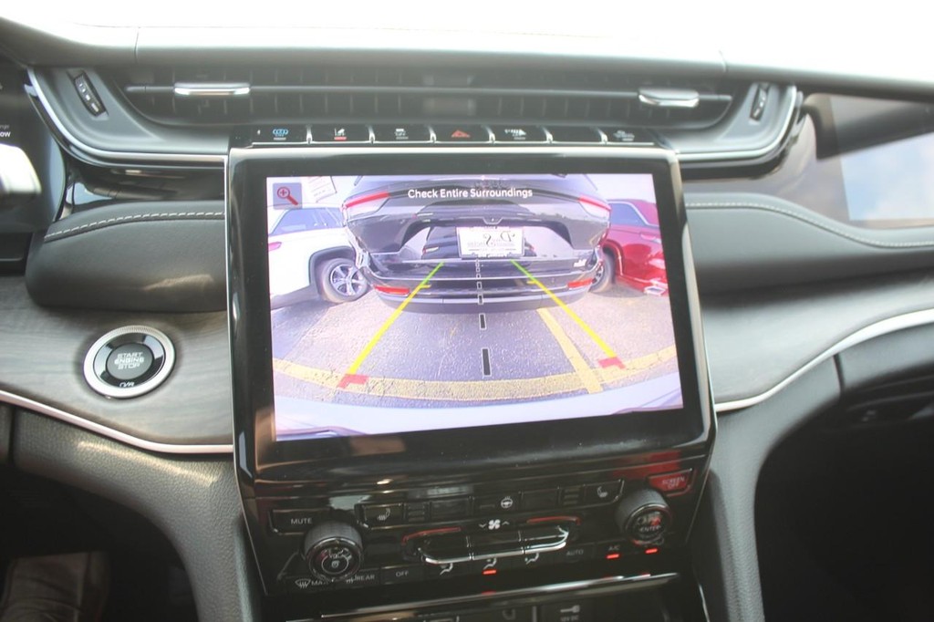 Jeep Grand Cherokee 4xe Vehicle Full-screen Gallery Image 23