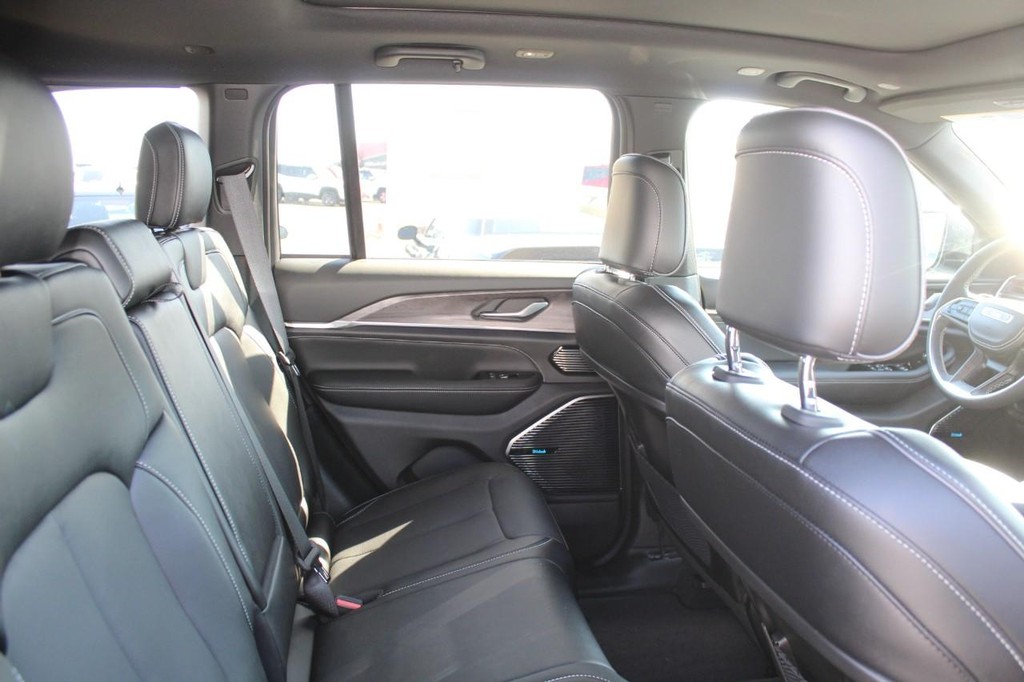 Jeep Grand Cherokee 4xe Vehicle Full-screen Gallery Image 05