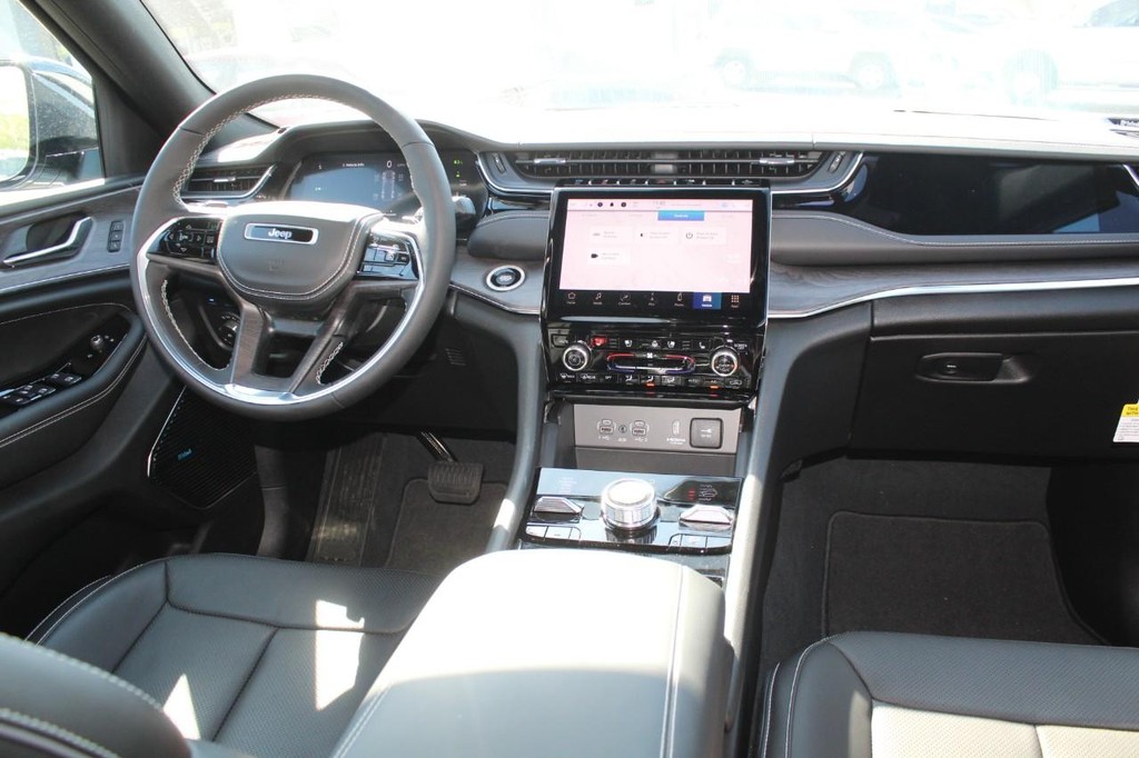 Jeep Grand Cherokee 4xe Vehicle Full-screen Gallery Image 06