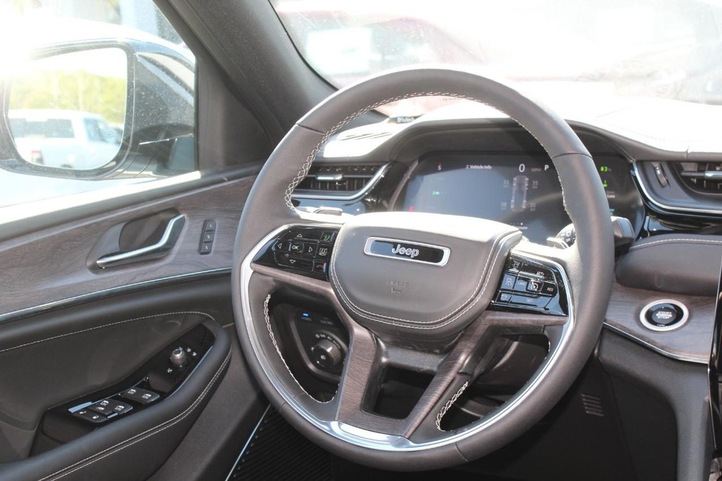 Jeep Grand Cherokee 4xe Vehicle Full-screen Gallery Image 07