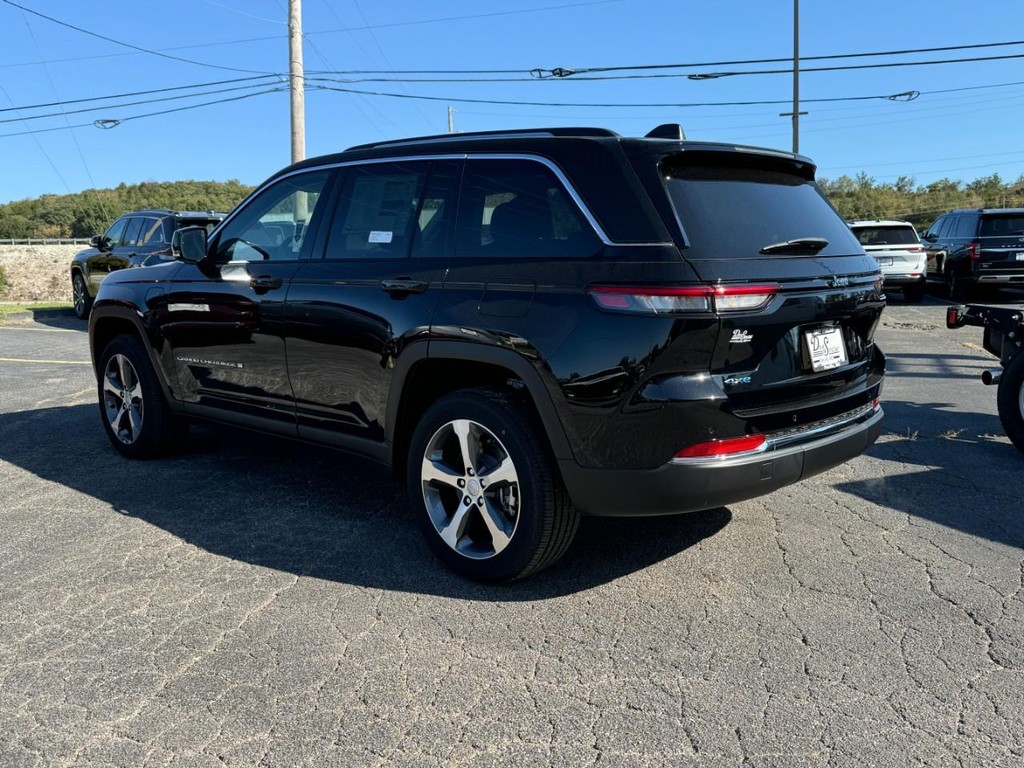 Jeep Grand Cherokee 4xe Vehicle Full-screen Gallery Image 04