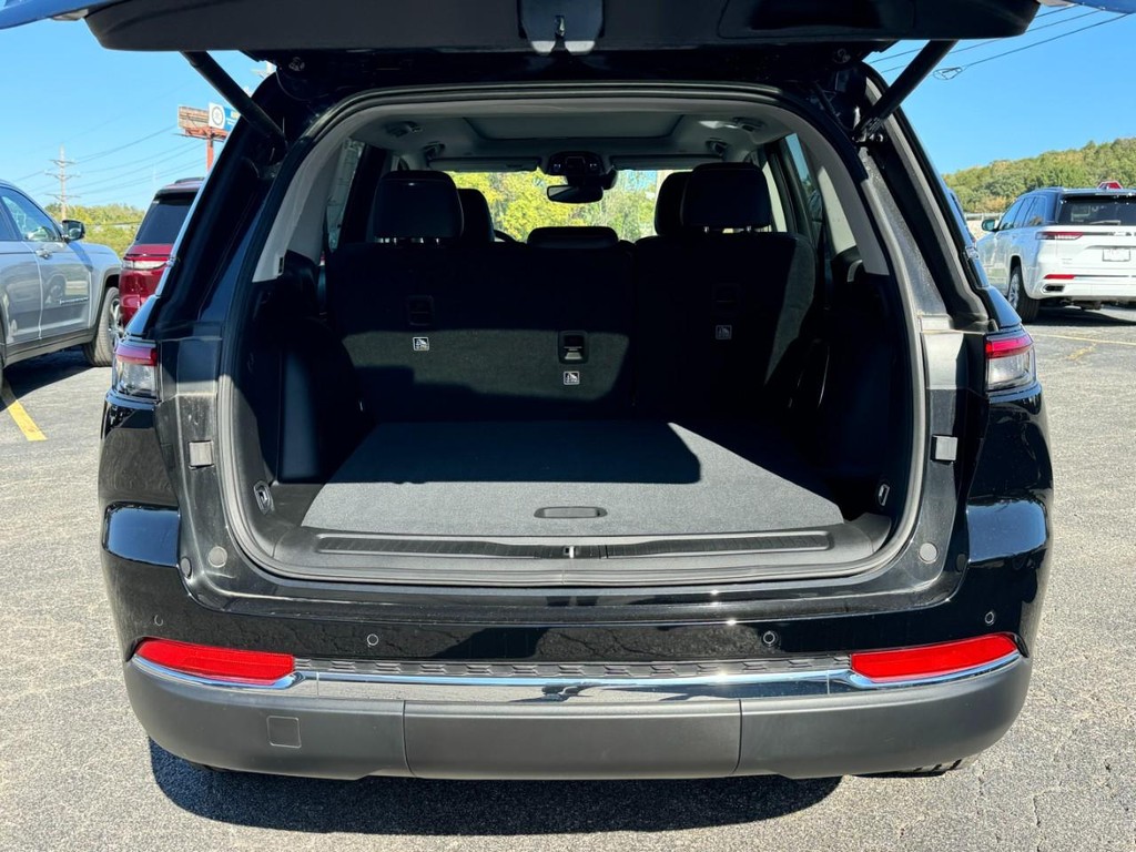 Jeep Grand Cherokee 4xe Vehicle Full-screen Gallery Image 08