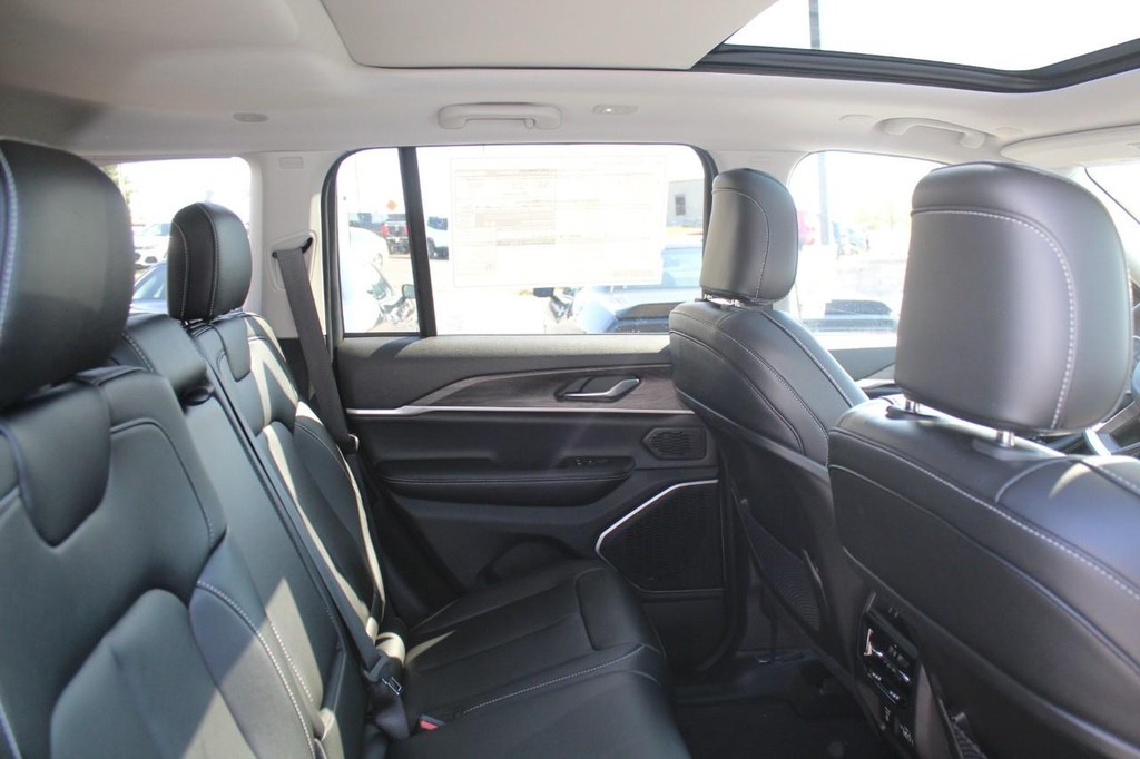 Jeep Grand Cherokee 4xe Vehicle Full-screen Gallery Image 10