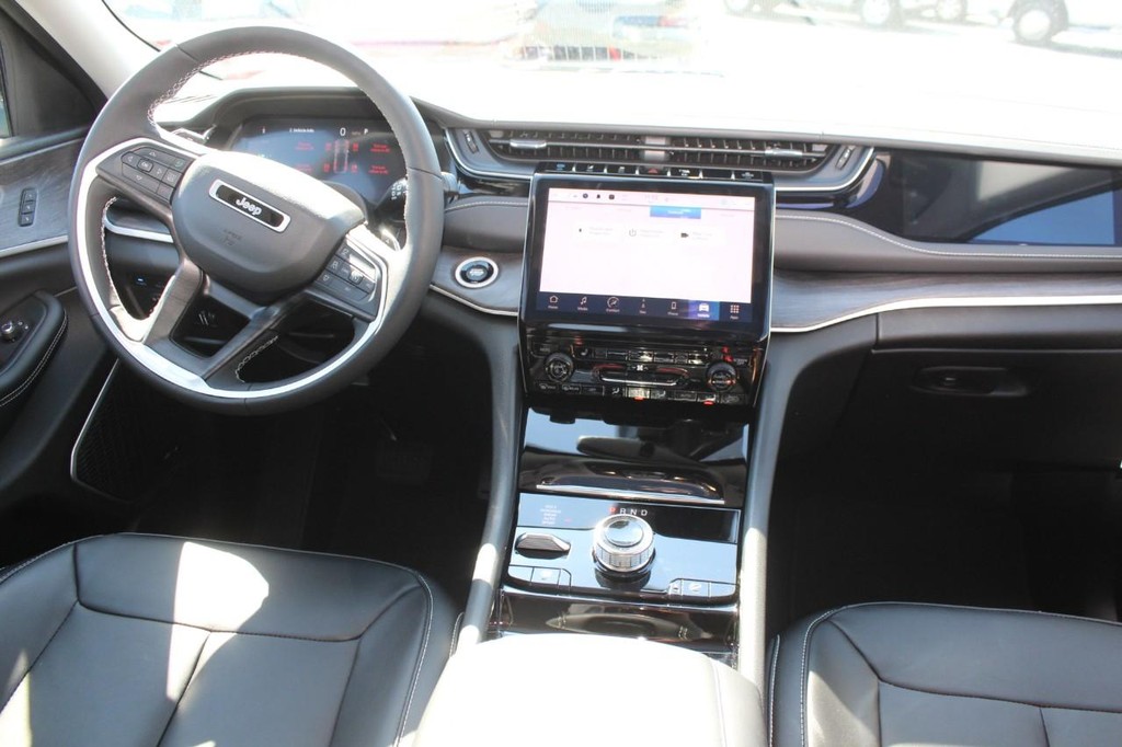 Jeep Grand Cherokee 4xe Vehicle Full-screen Gallery Image 11