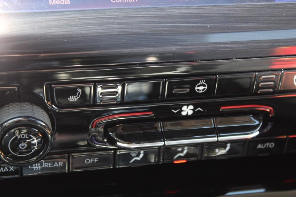 Jeep Grand Cherokee 4xe Vehicle Full-screen Gallery Image 19