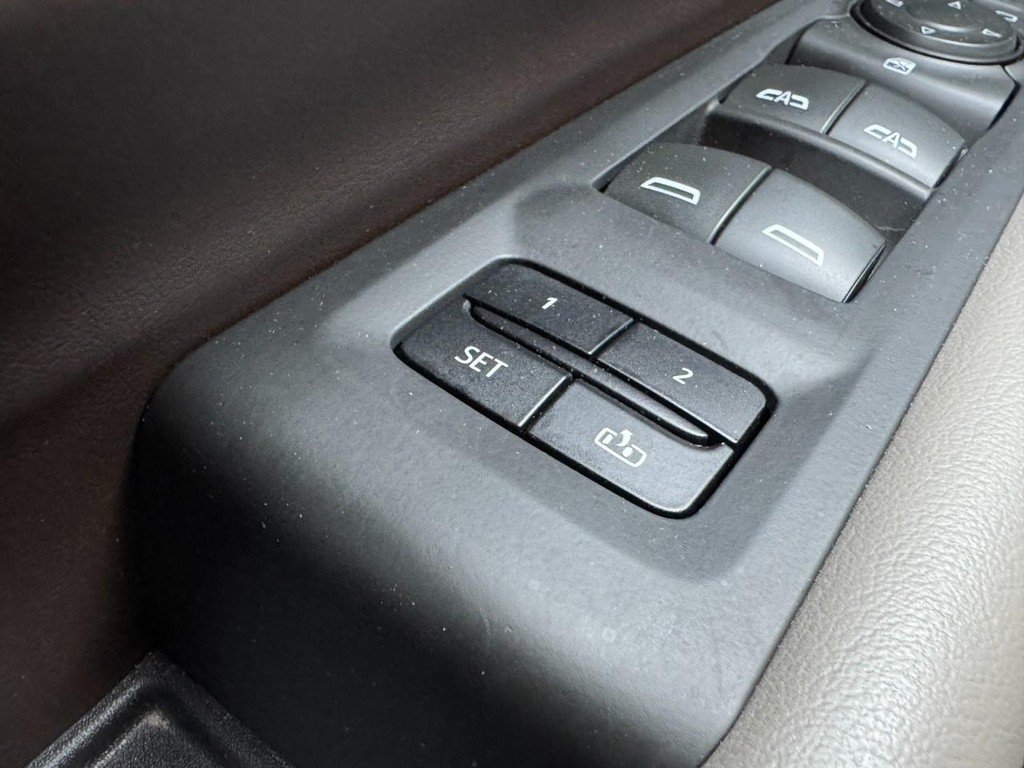 Chevrolet Tahoe Vehicle Full-screen Gallery Image 17