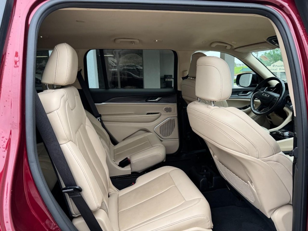 Jeep Grand Cherokee L Vehicle Full-screen Gallery Image 10