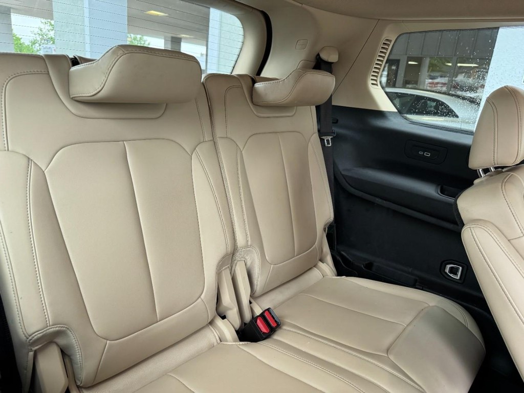 Jeep Grand Cherokee L Vehicle Full-screen Gallery Image 11