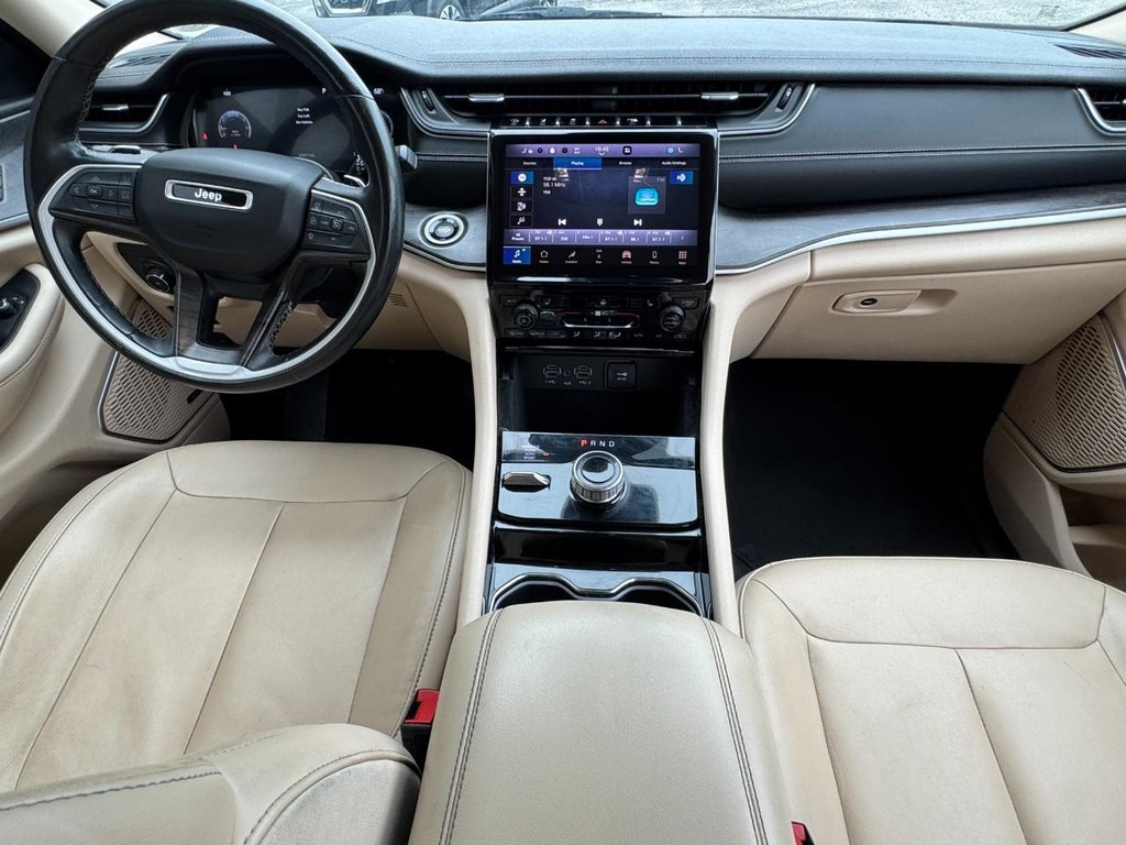 Jeep Grand Cherokee L Vehicle Full-screen Gallery Image 12