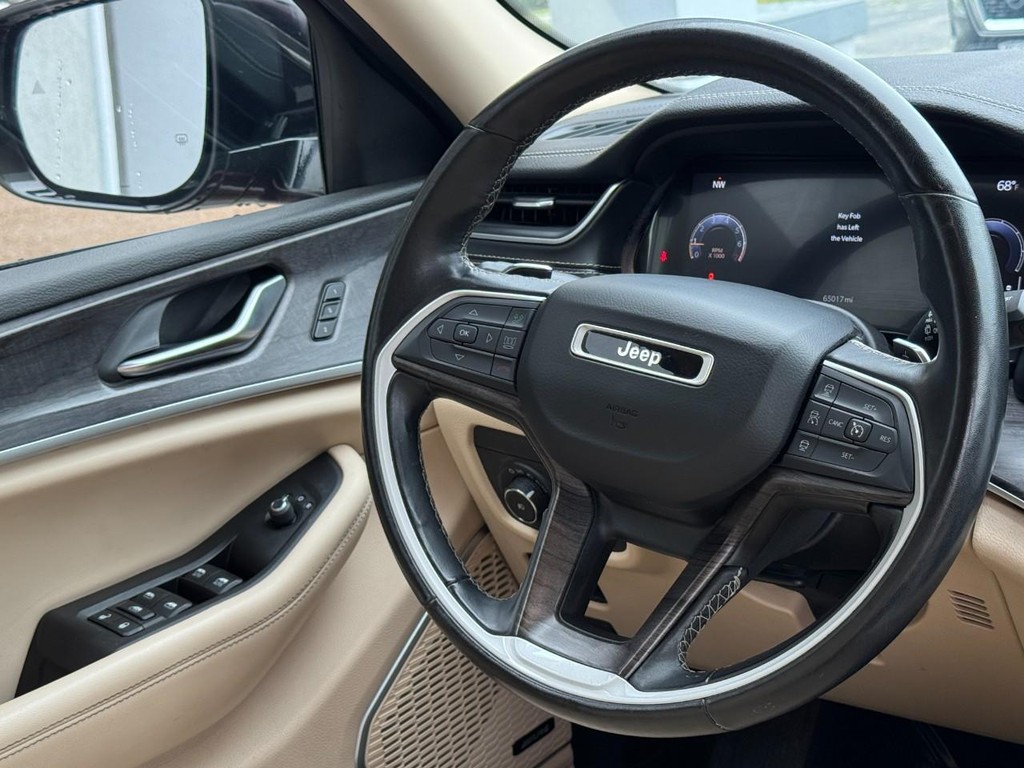 Jeep Grand Cherokee L Vehicle Full-screen Gallery Image 13