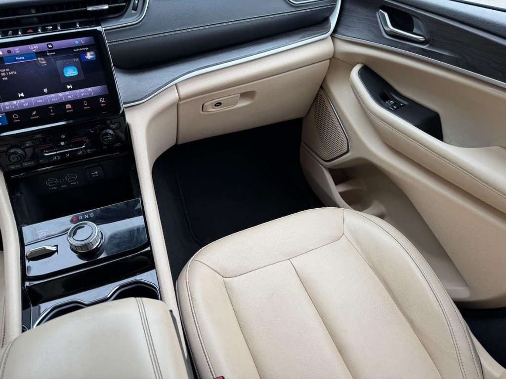 Jeep Grand Cherokee L Vehicle Full-screen Gallery Image 16