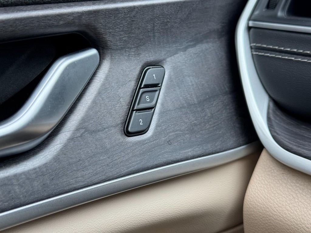 Jeep Grand Cherokee L Vehicle Full-screen Gallery Image 17