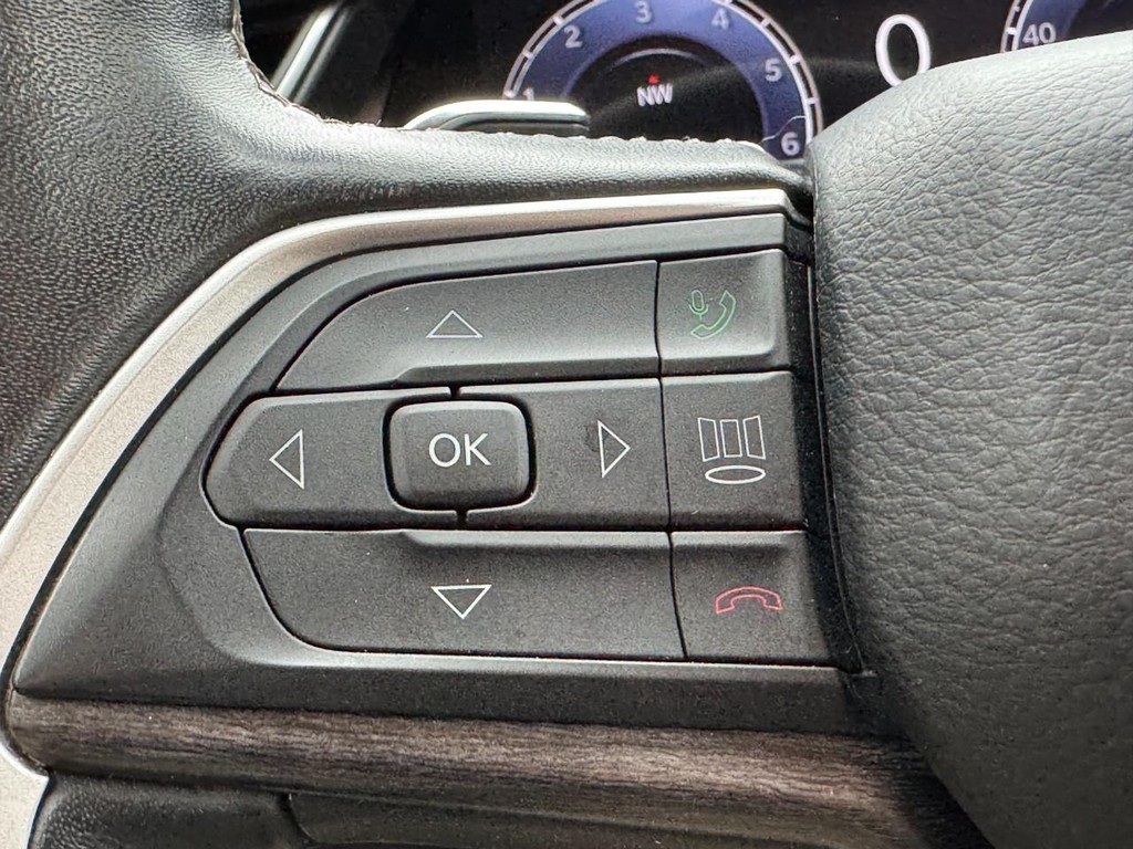 Jeep Grand Cherokee L Vehicle Full-screen Gallery Image 18