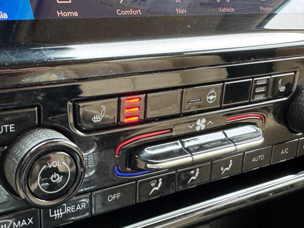 Jeep Grand Cherokee L Vehicle Full-screen Gallery Image 22