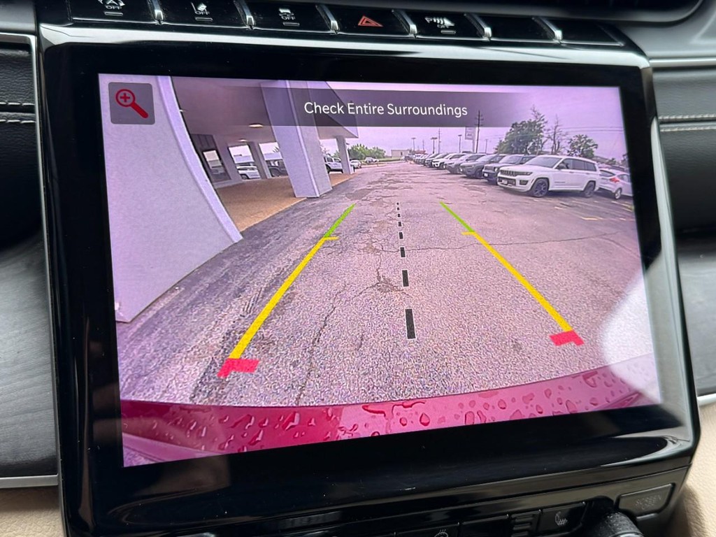 Jeep Grand Cherokee L Vehicle Full-screen Gallery Image 25