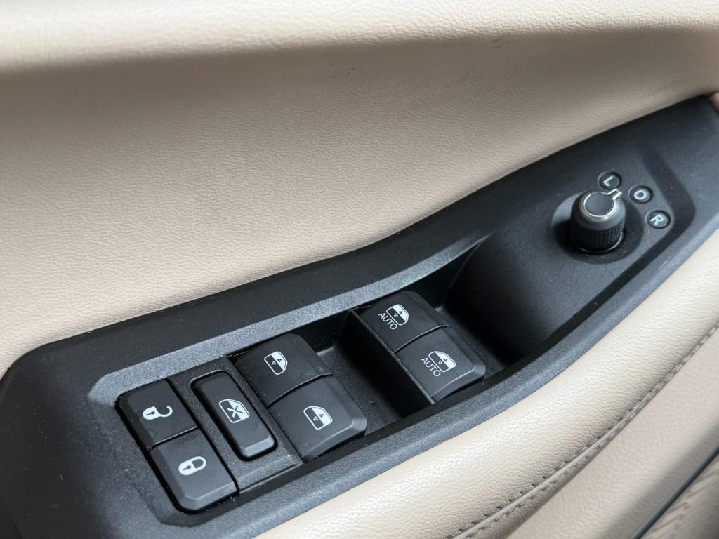 Jeep Grand Cherokee L Vehicle Full-screen Gallery Image 26