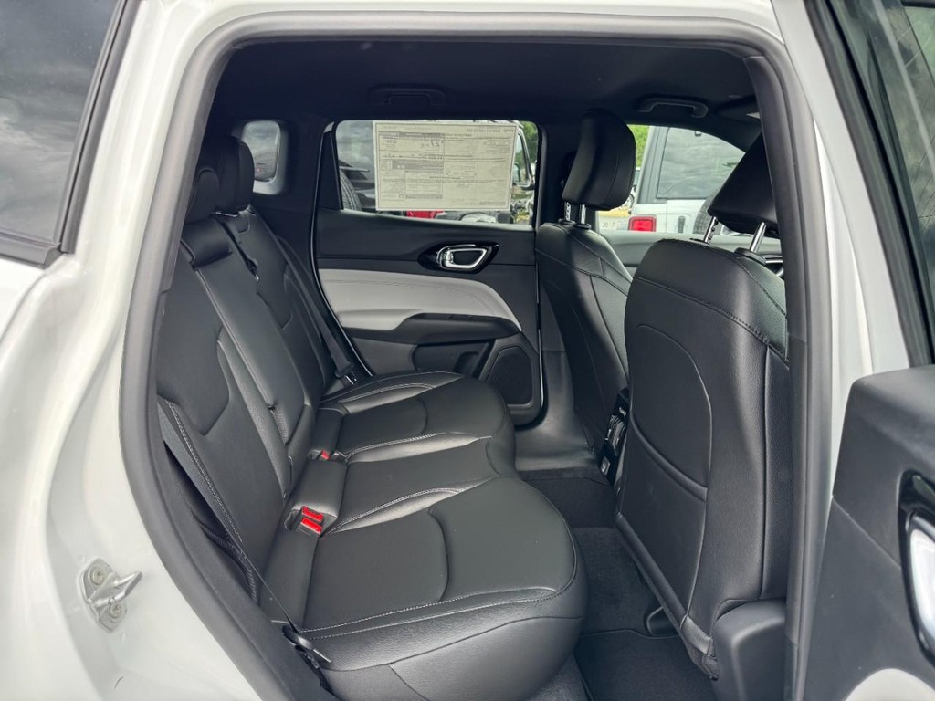 Jeep Compass Vehicle Full-screen Gallery Image 05