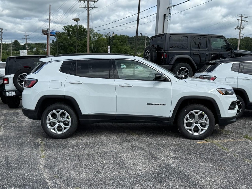 Jeep Compass Vehicle Full-screen Gallery Image 02