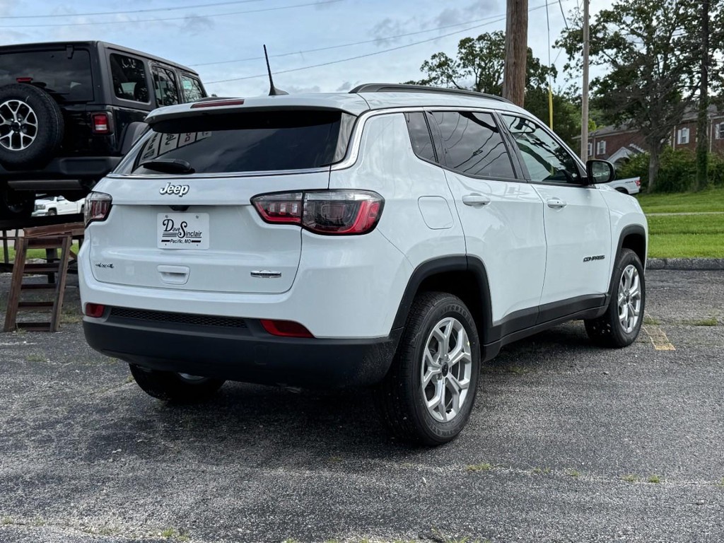 Jeep Compass Vehicle Full-screen Gallery Image 03