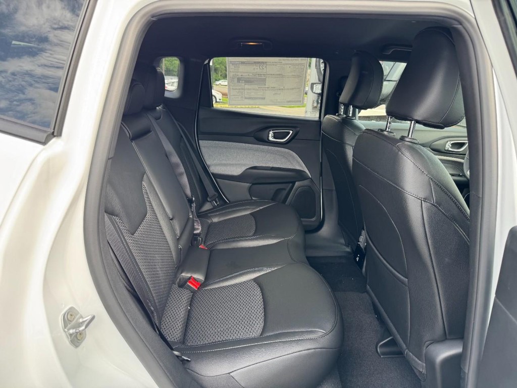 Jeep Compass Vehicle Full-screen Gallery Image 04