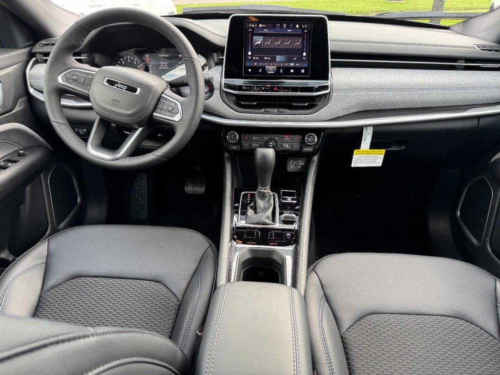Jeep Compass Vehicle Full-screen Gallery Image 05