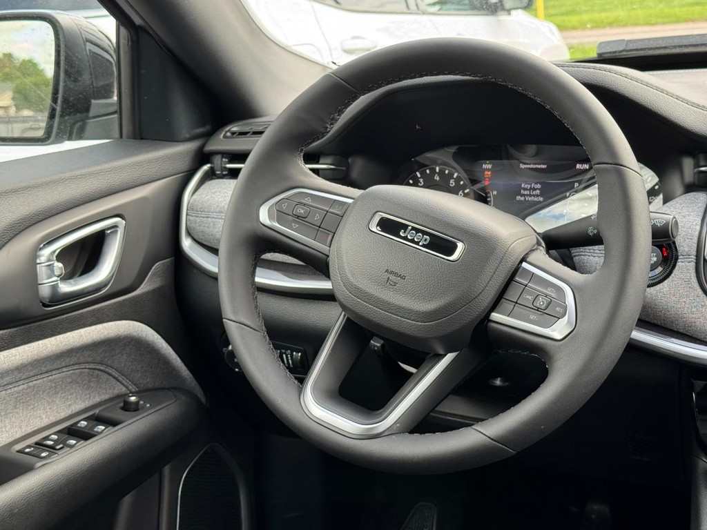 Jeep Compass Vehicle Full-screen Gallery Image 06