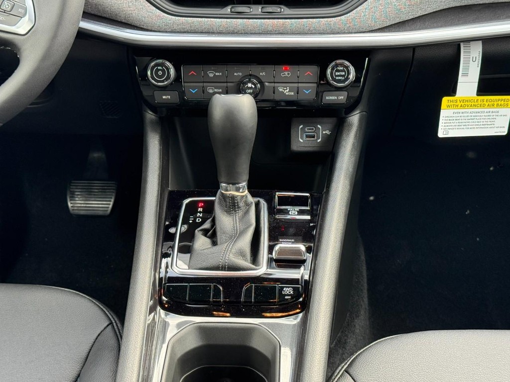 Jeep Compass Vehicle Full-screen Gallery Image 08