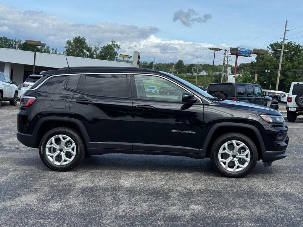 Jeep Compass Vehicle Full-screen Gallery Image 02