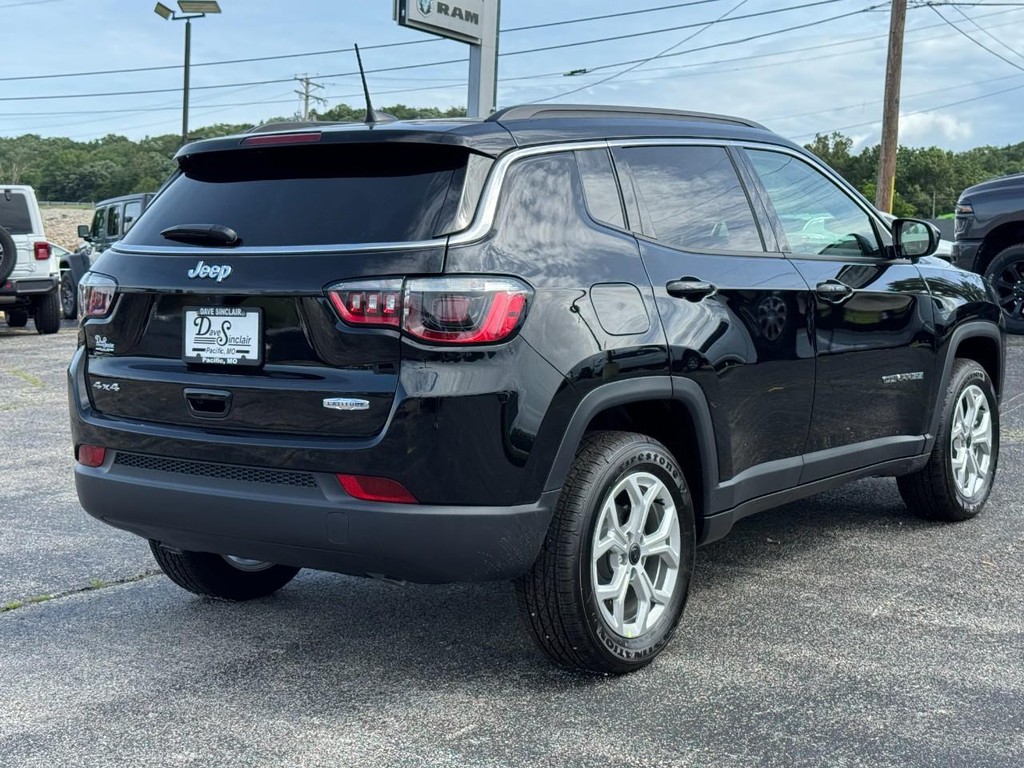 Jeep Compass Vehicle Full-screen Gallery Image 03