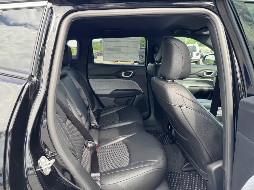 Jeep Compass Vehicle Full-screen Gallery Image 05