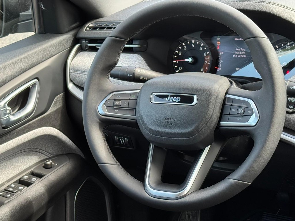 Jeep Compass Vehicle Full-screen Gallery Image 07