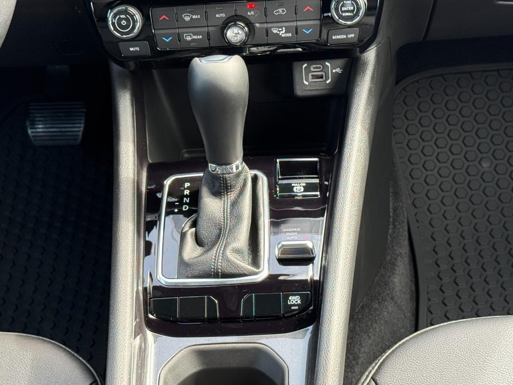 Jeep Compass Vehicle Full-screen Gallery Image 09