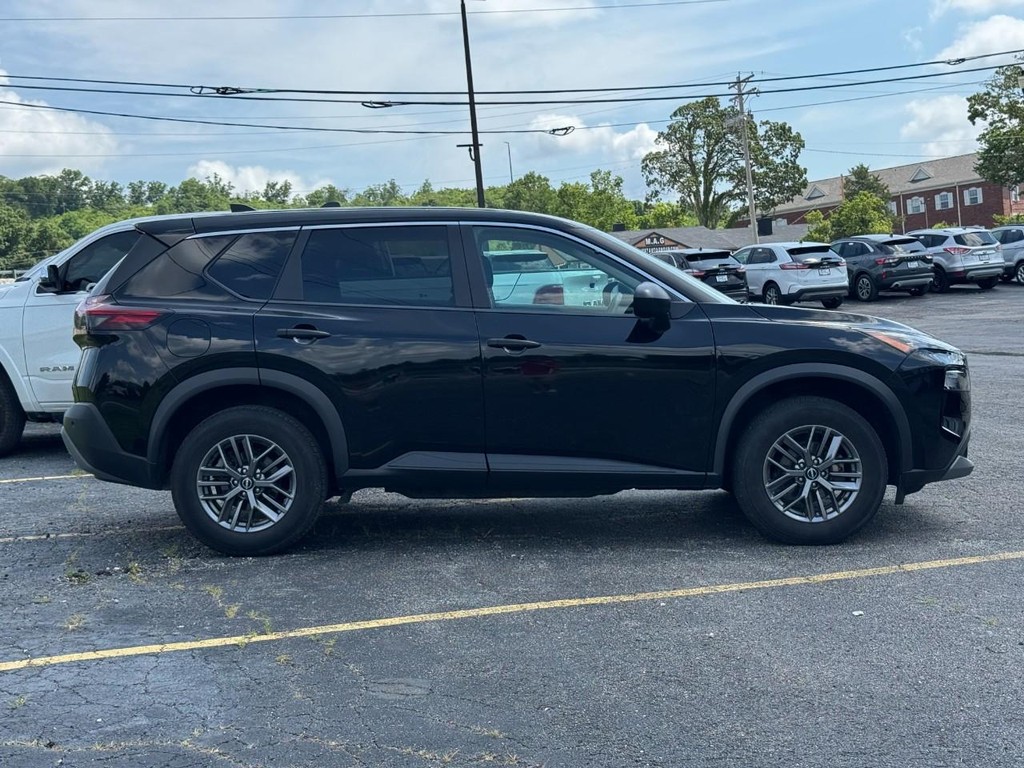 Nissan Rogue Vehicle Full-screen Gallery Image 02