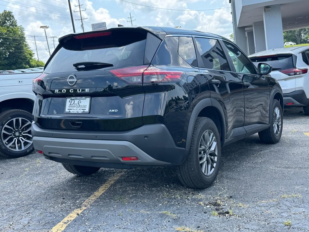 Nissan Rogue Vehicle Full-screen Gallery Image 03