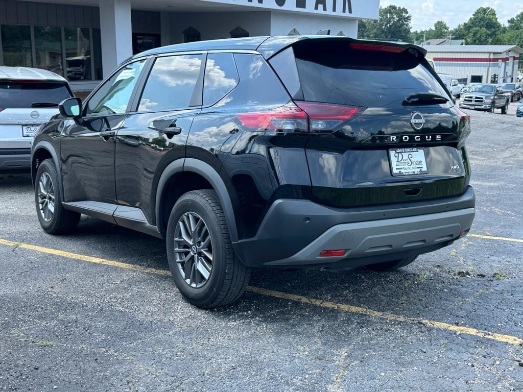 Nissan Rogue Vehicle Full-screen Gallery Image 04