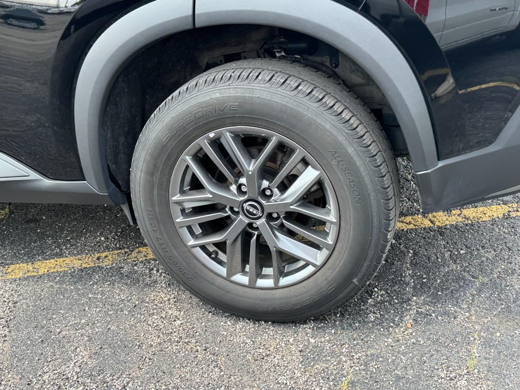 Nissan Rogue Vehicle Full-screen Gallery Image 05