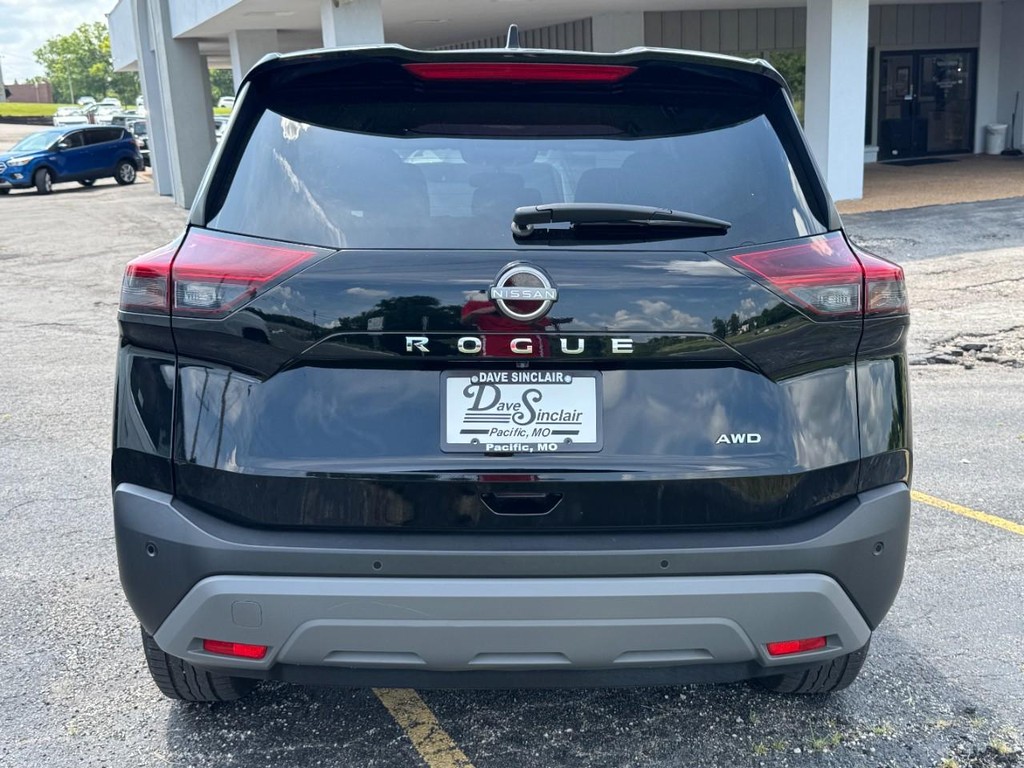 Nissan Rogue Vehicle Full-screen Gallery Image 09