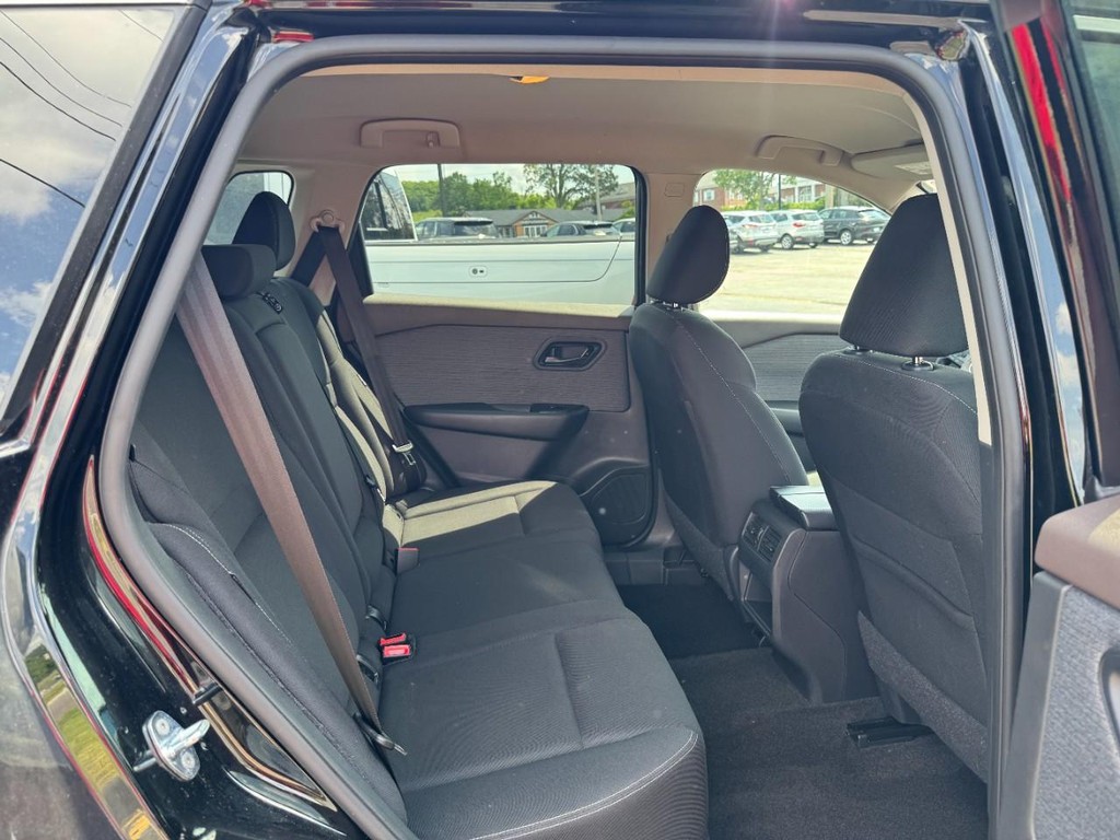 Nissan Rogue Vehicle Full-screen Gallery Image 10