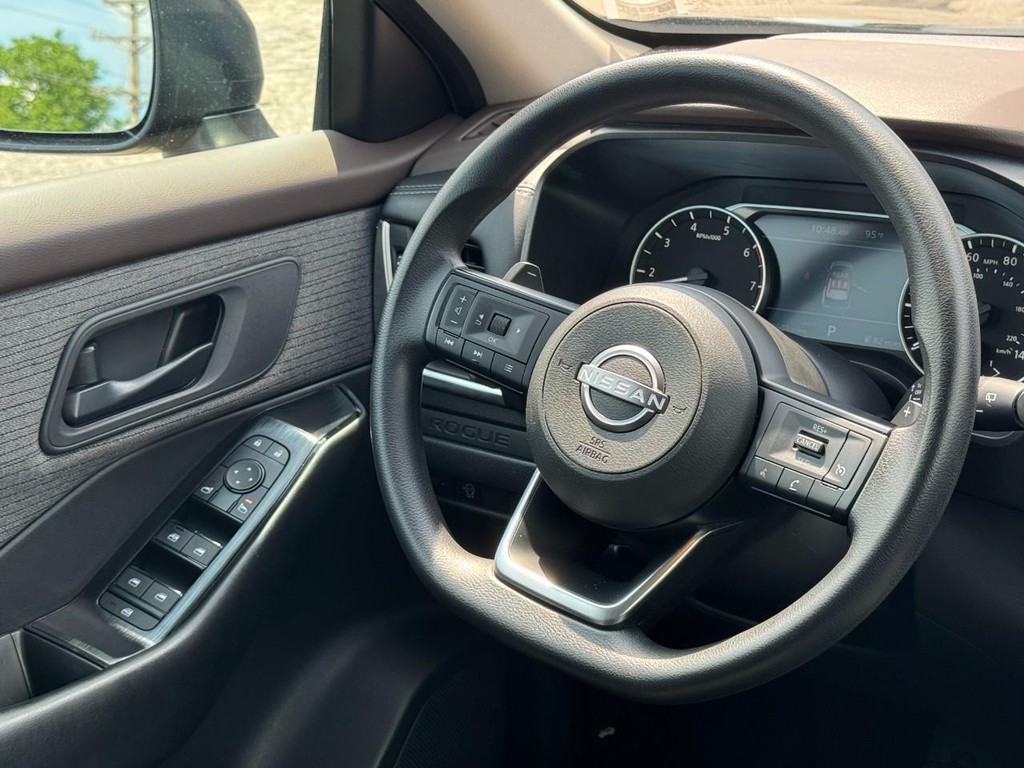 Nissan Rogue Vehicle Full-screen Gallery Image 12