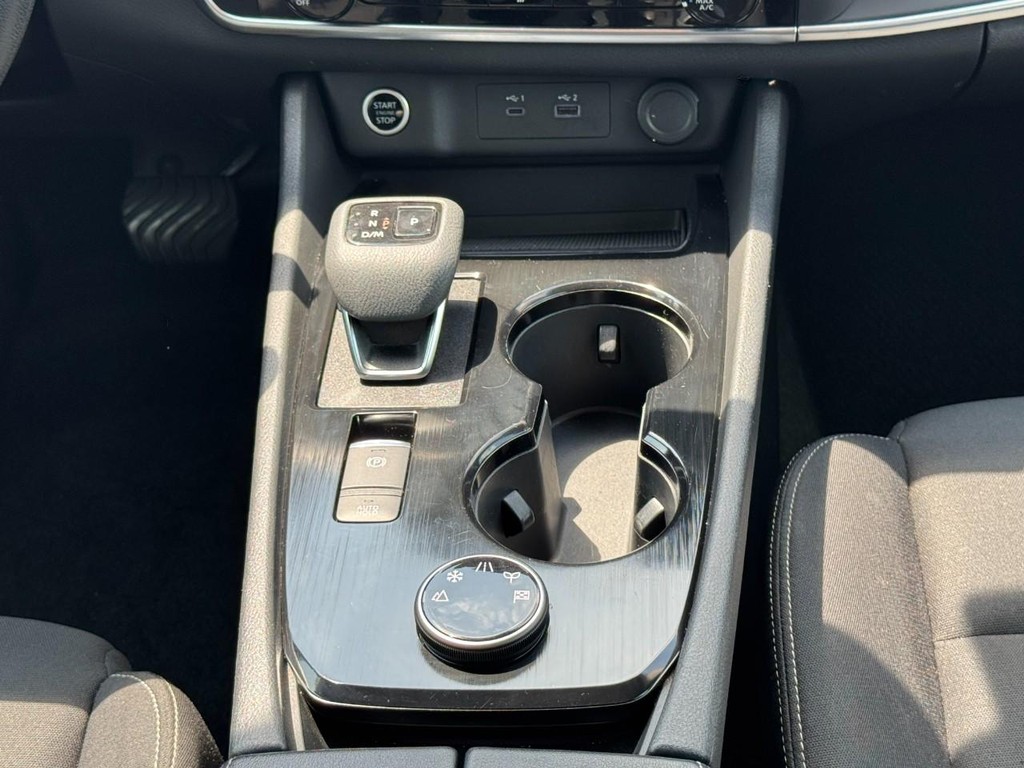 Nissan Rogue Vehicle Full-screen Gallery Image 14