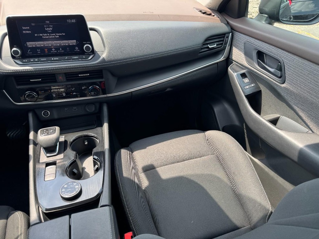 Nissan Rogue Vehicle Full-screen Gallery Image 15